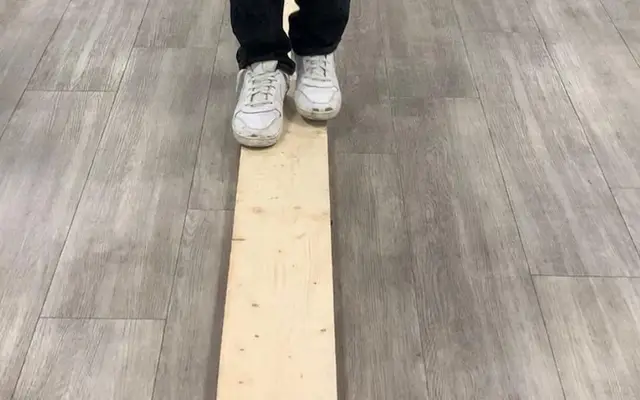Voeten op de echte houten plank tijdens De Plank, bij Jongeneel in Alkmaar